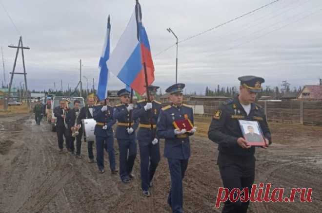 В Госдуму внесли законопроект об организации погребения участников СВО. Проект расширяет число участников траурной церемонии.