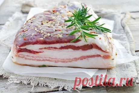 Четыре рецепта вкусного домашнего сала попробуйте не пожалеете
Быстро сало
Предлагаю рецепт вкусного сала. Рецепт очень простой и в то же время 
сало или грудинка получаются очень вкусное. К тому же не нужно ждать 
несколько дней, пока сало засолится, ибо его можно уплетать почти сразу после его приготовления.

Итак берем стакан соли, полстакана сахара, 3-4 лавровых листа, перец 
горошком, гвоздика и немного семян горчицы…
заливаем литром воды и кипятим. хорошо размешав со...