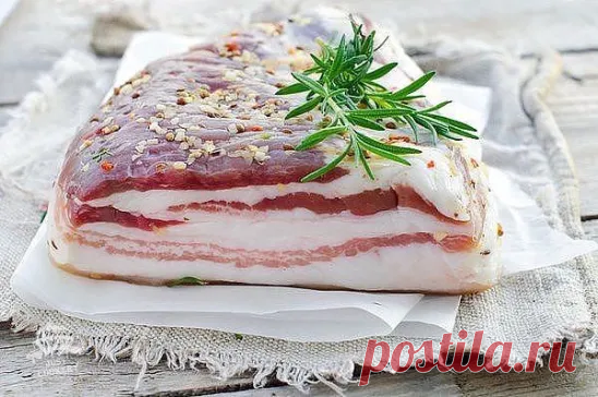 Четыре рецепта вкусного домашнего сала попробуйте не пожалеете
Быстро сало
Предлагаю рецепт вкусного сала. Рецепт очень простой и в то же время 
сало или грудинка получаются очень вкусное. К тому же не нужно ждать 
несколько дней, пока сало засолится, ибо его можно уплетать почти сразу после его приготовления.

Итак берем стакан соли, полстакана сахара, 3-4 лавровых листа, перец 
горошком, гвоздика и немного семян горчицы…
заливаем литром воды и кипятим. хорошо размешав со...