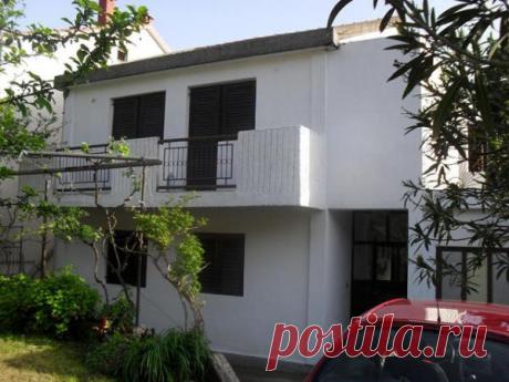 Jeftin smeštej Crna Gora Buljarice - Sobe Jokić Za miran i povoljan smeštaj u Buljaricama predlažemo Vam privatni smeštaj Jokić. Kuća je udaljena oko 350 metara od plaže i svojim gostima nudi usluge smeštaja u trokrevetnim i jednoj četvorokrevetnoj sobi.