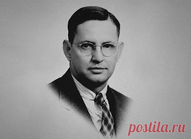 10 лучших цитат Карлоса Кастанеды  Карлос Кастанеда, страшный и ужасный. Властитель дум, изменивший своими книгами многие жизни. Человек без личной истории. Невольный идол и вдохновитель психоделической революции, породивший целую плеяду паразитов-подражателей. Он начал свой путь, как молодой ученый, а закончил то ли растворением в своем собственном мифе, то ли сумасшествием. Все знают о нем, но никто не знает его самого.