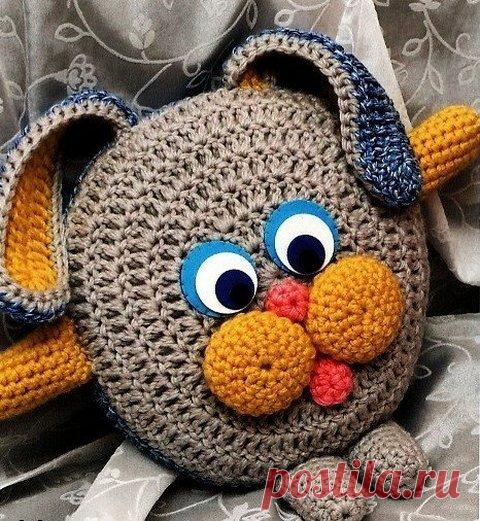 Вязаная подушка «Зайчик» для детской + описание ЗДЕСЬ 
http://razpetelka.ru/uyut-v-dome/vyazanaya-podushka.h..