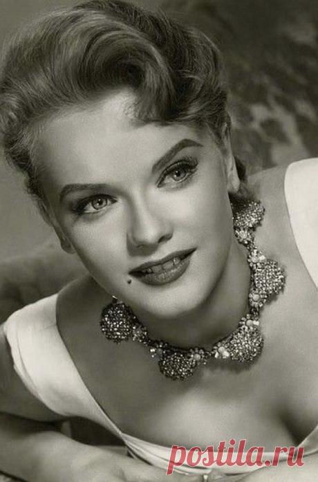 Энн Френсис, 16 сентября, 1930
• 2 января 2011