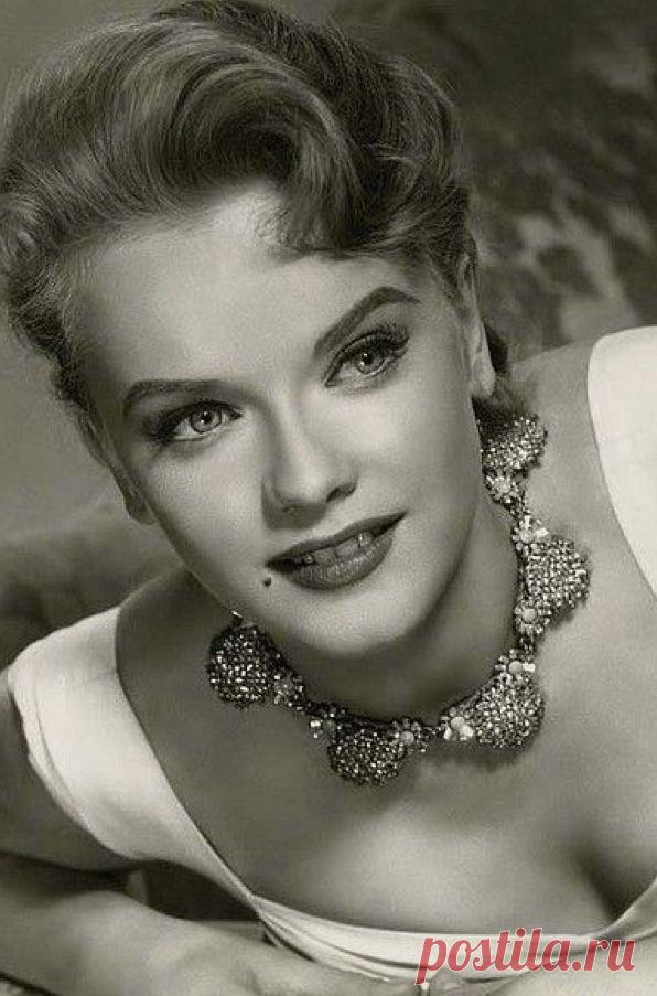 Энн Френсис, 16 сентября, 1930
• 2 января 2011