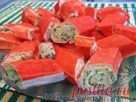 РУЛЕТЫ ИЗ КРАБОВЫХ ПАЛОЧЕК 

ИНГРЕДИЕНТЫ:
● одна упаковка крабовых палочек
● два куриных яйца
● 150 грамм твердого сыра
● зелень укропа
● майонез
● чеснок (по вкусу)

ПРИГОТОВЛЕНИЕ:
Сыр натрите на мелкой терке.Выложите его в тарелку.Яйца отварите.После чего их почистите.Яйца натрите на мелкую турку.Добавьте их в тарелку к сыру.Нарежьте зелень укропа.Добавьте укроп в тарелку ко всем ингредиентам.Почистите зубчики чеснока и выдавите в тарелку ко всем продуктам.Добавьте майон...