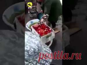 Самодельный майонез
Майонез получается очень густой, не расслаивается, в холодильнике может храниться, не портясь, до двух недель.
Ингредиенты
– одно яйцо;
– 250 мл подсолнечного масла (рафинированного, без запаха, не рапсового);
– одна чайная ложка сахара;
– треть  чайной ложки соли;
– одна столовая ложка лимонного сока;
– по желанию специи (добавим одну чайную ложку горчицы – получим майонез «провансаль», добавим чеснок и мелкими кусочками соленый огурец – получим майонез «тартар»).