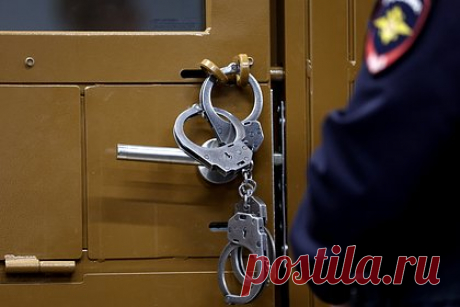 Троих укравших метанол для «Мистера Сидра» со склада МВД отправили в СИЗО. Октябрьский районный суд Самары арестовал Дмитрия Егорова, полицейского Ивана Гребенкина и Артема Айрапетяна по обвинению в краже метанола со склада МВД, из которого был произведен суррогатный напиток «Мистер Сидр». Решение принято по ходатайству следствия об избрании меры пресечения в виде заключения под стражу.