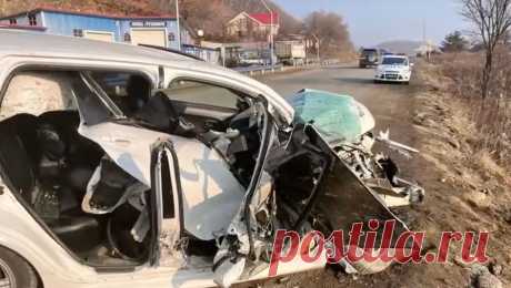В Приморье машину беременной женщины смяло в ДТП. На автодороге &quot;Находка-Лазо-Ольга-Кавалерово&quot; произошло ДТП с участием беременной женщины. Об этом сообщает полиция Приморья. Россиянка двигалась со стороны Екатериновки в направлении Находки. В какой-то момент женщина ...