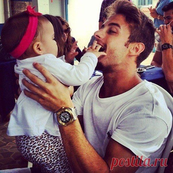 Выбирайте в своей жизни такую мужскую спину, за которой можно спрятаться от всего плохого, глядя из-за которой будет видно только светлое небо, и яркое солнце, из-за которой будет доносится детский смех, со словами: Мама, я тебя вижу, ты за папой! / Милая мамочка