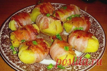 Картофель с мясной начинкой запеченный в беконе.