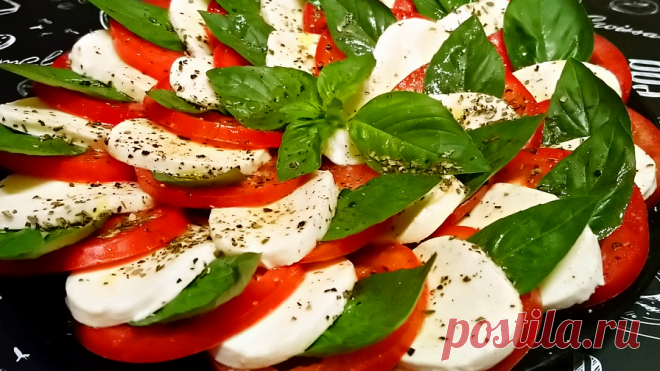 САЛАТ КАПРЕЗЕ С МОЦАРЕЛЛОЙ / Удивительно Простой и Вкусный Салат / Потрясающий Итальянский Салат ИНГРЕДИЕНТЫ:Сыр Моцарелла 250 гр.Помидоры 4 шт.Базилик свежийМасло Оливковое 3 ст.л.Уксус Бальзамический 1 ч.л.Орегано, соль, перец по вкусу.