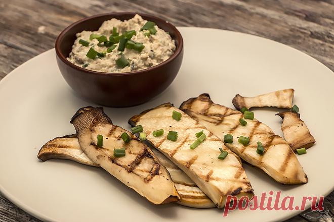 Грибы эринги с густым ореховым соусом | https://treska.com.ua/ Эринги – это грибы, которые ещё называются королевская вешенка или степной белый гриб. При этом по вкусу и особенно по плотности эринги очень отличаются … More Грибы эринги с густым ореховым соусом »