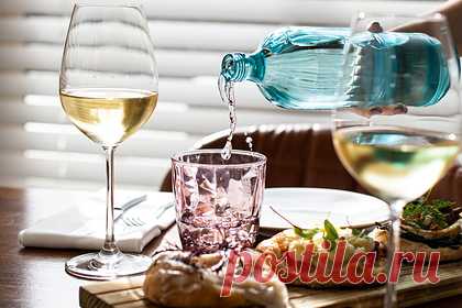 В роскошном отеле Европы раскрыли причуды богатых постояльцев. В роскошном отеле на Мадейре рассказали, как следует обслуживать гостей из высшего общества. В очередном выпуске телесериала «Удивительные отели: жизнь за пределами вестибюля» журналист Джайлс Корен и шеф-повар Моника Галетти отправились в один из ведущих отелей Европы The Belmond Reid’s Palace.