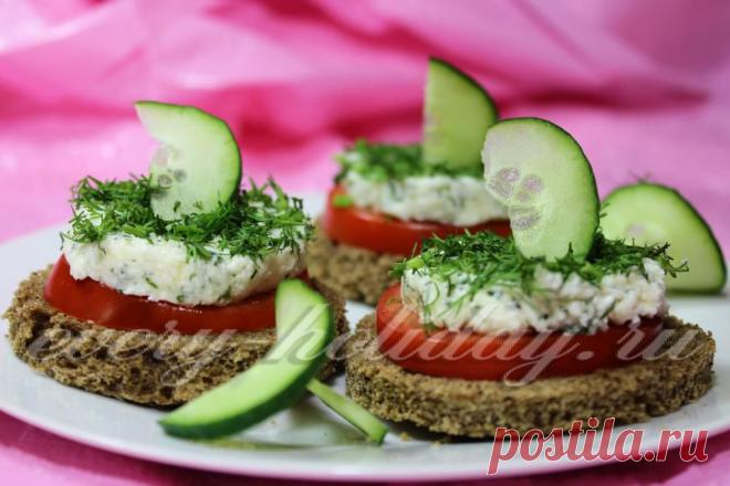 Бутерброды с брынзой, чесноком и зеленью