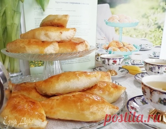 Хрустящие пирожки с мясом по рецепту Юлии Высоцкой. Ингредиенты: тесто слоеное бездрожжевое, яйца куриные, мука