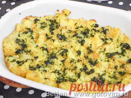 «Растоптанный» молодой картофель с чесноком и зеленью. Рецепт с фото Молодой картофель надо вымыть, отварить, а затем слегка раздавить вилкой. В таком виде он готов к дальнейшему приготовлению – добавлению пряной масляной смеси и запеканию в духовке. Приготовленный таким образом картофель подойдет на гарнир к любому мясу или рыбе.