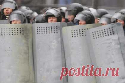 Силовики перешли на сторону протестующих в казахстанском Актау. Силовики в казахстанском городе Актау перешли на сторону протестующих. Правоохранители объяснили свое решение тем, что не могут пойти против своего народа. Сообщается, что в еще одном казахстанском городе, Атырау, полиция начала переходить на сторону протестующих. Ранее протестующие в Актау захвали военный грузовик.