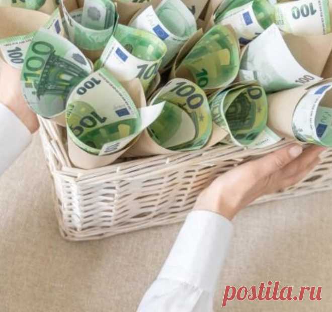 Во сколько обойдется оформление договора дарения: тарифы на 2020 год Дарственная – сделка, при которой один гражданин отчуждает своё имущество другому, ничего не получая взамен. Подарить можно всё, что угодно: земельный участок, дачу, дом, квартиру, гараж, долю в недвижимости, транспортные средства, деньги, интеллектуальные права и даже свои задолженности, например, перед банками или иными лицами. Главное, чтобы стороны были дееспособными и совершеннолетними. Иначе от их имени...