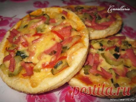 Сырные лепёшки с колбасой и маринованным огурцом.