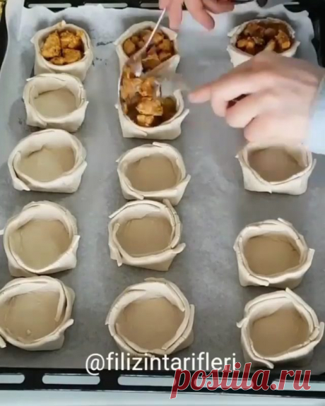 @filizintarifleri ・・・
Hayırlı akşamlar arkadaşlar. Harika bir tarifle geldim . Hem pratik hem de cok lezzetli . Mutlaka deneyin. Siz beğenirken ben tarifi ekleyeyim inşallah.
MANTARLI TAVUKLU BÖREK 🎗Yarim kilo mantar 🎗Bir tavuk göğsü
🎗Kuru soğan 🎗 2 sivri biber 🎗 Kaşar 🎗Tuz, pulbiber, karabiber 🎗2-3 adet domates 
Mantarı doğrayıp suyunu çekene kadar pisiriyoruz. Üzerine küçük doğranmış tavuk görünü ekleyip suyunu çekene kadar pişi. Bir iki kaşık tereyağı ekleyip kav...