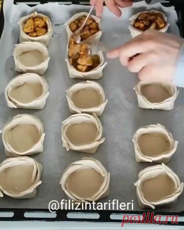 @filizintarifleri ・・・
Hayırlı akşamlar arkadaşlar. Harika bir tarifle geldim . Hem pratik hem de cok lezzetli . Mutlaka deneyin. Siz beğenirken ben tarifi ekleyeyim inşallah.
MANTARLI TAVUKLU BÖREK 🎗Yarim kilo mantar 🎗Bir tavuk göğsü
🎗Kuru soğan 🎗 2 sivri biber 🎗 Kaşar 🎗Tuz, pulbiber, karabiber 🎗2-3 adet domates 
Mantarı doğrayıp suyunu çekene kadar pisiriyoruz. Üzerine küçük doğranmış tavuk görünü ekleyip suyunu çekene kadar pişi. Bir iki kaşık tereyağı ekleyip kav...