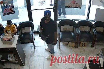 Посетители маникюрного салона проигнорировали вора и испортили ограбление. В США злоумышленник попытался ограбить маникюрный салон и ушел с пустыми руками после того, как посетители заведения полностью его проигнорировали. Одна из клиенток вместо того, чтобы отдать деньги, медленно отступила к двери. Грабитель вынужден был покинуть салон, забрав лишь мобильный телефон одной из женщин.