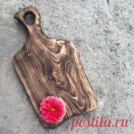 Доброго утра всем🙌🏻 С нетерпением спешу поделиться нашей новинкой❗️
Досочка выполнена из массива карагача 🌿 
Древесина карагача твёрдая, прочная, упругая. Она не коробится, отлично полируется, совсем не боится воды, по своим свойствам очень близка к древесине дуба и обладает невероятно богатой фактурой. Что бы ещё сильнее выделить структуру волокон мы применили технику браширования, на мой взгляд получилось круто🤘🏻
Мы в неё просто влюблены💕💕💕
А как она вам?😉 #helicon_kronatree