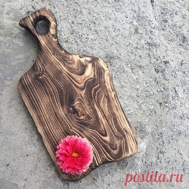 Доброго утра всем🙌🏻 С нетерпением спешу поделиться нашей новинкой❗️
Досочка выполнена из массива карагача 🌿 
Древесина карагача твёрдая, прочная, упругая. Она не коробится, отлично полируется, совсем не боится воды, по своим свойствам очень близка к древесине дуба и обладает невероятно богатой фактурой. Что бы ещё сильнее выделить структуру волокон мы применили технику браширования, на мой взгляд получилось круто🤘🏻
Мы в неё просто влюблены💕💕💕
А как она вам?😉 #helicon_kronatree