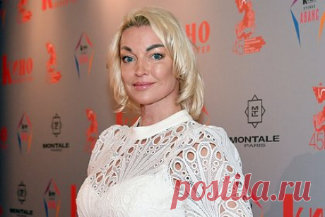 Уход из жизни экс-возлюбленного Волочковой опровергли. Новость о том, что бывшего возлюбленного российской балерины Анастасии Волочковой Сергея Кузнецова, находившегося в СИЗО из-за избиения супруги, нашли без признаков жизни, является ложью. Об этом заявил друг семьи Кузнецова и его адвокат Александр Бенхин. о его словам, эту информацию подтвердила и супруга заключенного.