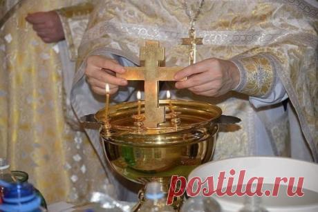 ЦЕЛЕБНАЯ СИЛА СВЯТОЙ ВОДЫ 
Известно много случаев избавления от недугов с помощью святой воды. Её целебных свойств не отрицает и медицина. Но как же использовать святую воду в повседневной жизни? 
Святую воду нужно пить утром натощак или вечером перед сном. 
При очень серьёзном заболевании её можно пить в неограниченном количестве, независимо от приема пищи. 
После испития надо помолиться об исцелении. 
Выпивают воду в один прием, обязательно сделав три глотка 
При бессоннице или плохом сне воду