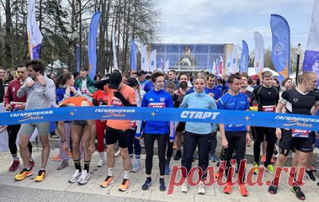 Около 1,5 тыс. человек вышли на старт &quot;Гагаринского забега&quot; в Звездном городке. Мероприятие является одним из старейших стартов в Подмосковье и посвящено первому полету человека в космос