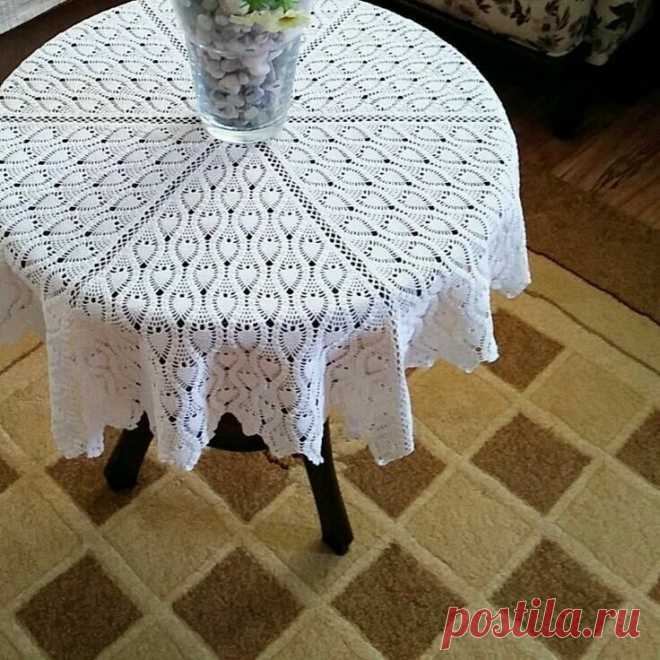 Красивая белая скатерть ананасовым узором. Крючок.