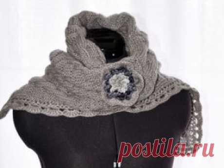 Видео-мастер класс: вяжем длинный шарф узором «ложная коса», обвязка края и брошь В этом уроке мы обвяжем края готового шарфа крючком и сделаем очень простую брошь из ничего :) Пряжа у меня Карачаевская, спицы №4 и крючок №3. Шарф получился 1,5 метра.