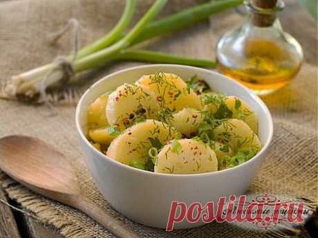 Очень удобно готовить в мультиварке любые блюда из овощей и мяса, и многие из них получаются на мого вкуснее, нежели на плите. Например, картофель в этом чудо-устройстве получается очнь вкусно благодаря особой технологии приготовления, характерной для прибора – томлению. Эти 5 рецептов вкусных блюд из картофеля, которые готовят в мультиварке.