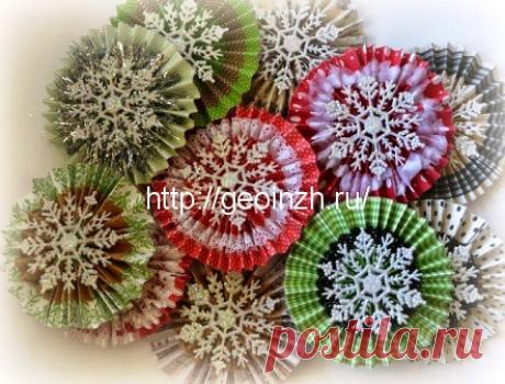 Новогодние украшения на стену из бумаги - веера со снежинками Как сделать простой и красивый новогодний декор на стену из бумажных вееров