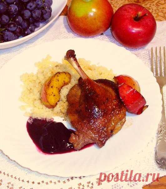 Утка с яблоками и виноградным соусом

Молодую домашнюю утку,готовую к кулинарной обработке,нарезать порционно.слегка посолить,поперчить свежемолотым чёрным перцем,сбрызнуть вустерским соусом и оставить на нижней полке холодильника,на сутки.
обжаривать утку на раскалённой сковороде,на небольшом кол-ве растительного масла,до уверенной румяной корочки.обжаренные кусочки утки отложить.
Показать полностью…