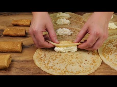 Один раз приготовишь - месяц будешь отдыхать! Мой запас блинчиков в морозилке с фаршем и творогом.