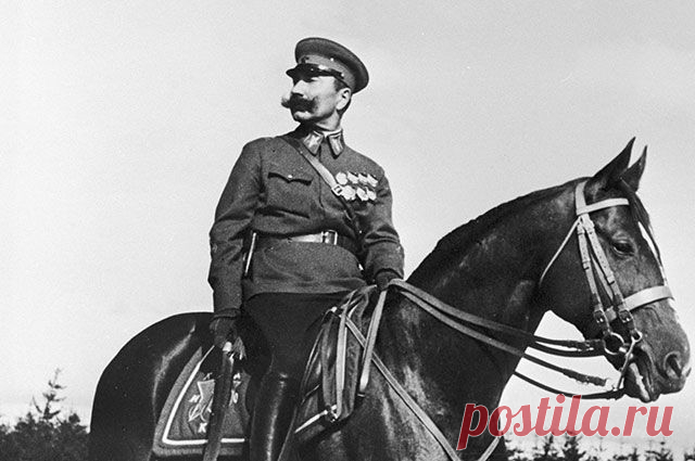 Человек эпохи революции. Каким был легендарный Семён Будённый? 25 апреля 1883 года родился Маршал Советского Союза Семён Будённый.