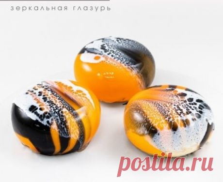 Рецепт зеркальной глазури ✨
Надежный рецепт зеркальной глазури на белом шоколаде с добавлением сливок. Этого количества хватит на 2 тортика формы “Эклипс” диаметром 18 см, либо на небольших 16 пирожных. Срок хранения: 1 месяц в герметично-закрытой таре.
Вода – 50 г
Глюкозный сироп – 200 г
Сахар – 200 г
Сливки 33% - 100 г
Белый шоколад – 200 г
Желатин 160 блум – 16 г
Вода в желатин – 96 г
+ Водорастворимые красители Caramella: