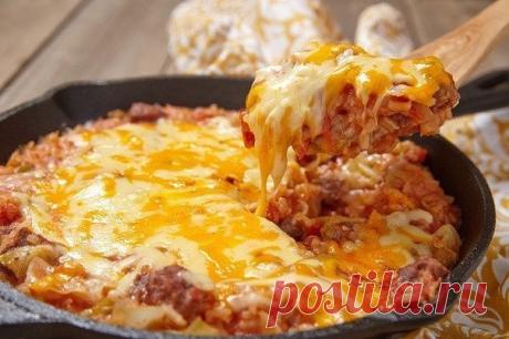 ТОП-5 запеканок 

Запеканка с мясным фаршем и картофелем 

Ингредиенты: 

Говяжий фарш — 500 г 
Картофель — 1 кг 
Яйцо — 1 шт. 
Молоко — 250 мл 
Сливочное масло — 100 г 
Лук репчатый — 1шт. 
Сыр — 50 г 
Соль, перец — по вкусу 

Приготовление: 

1. Почистить и отварить картофель в подсоленной воде. Слить воду, добавить 50 г сливочного масла и растереть в пюре. 
2. Подогреть молоко и добавить в пюре. Размешать до получения однородной массы. 
3. Почистить и мелко нарезать лук...