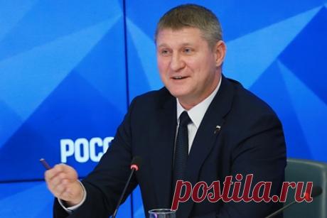 В Госдуме предрекли признание европейцами Крыма территорией России. Депутат Госдумы от крымского региона Михаил Шеремет назвал слова главы ВМС ФРГ вице-адмирала Кай-Ахима Шенбаха о принадлежности Крыма сигналом западным странам о том, что пора признать российский статус полуострова. Он предрек признание европейцами территории Крыма частью России и призвал прекращать политические игры.