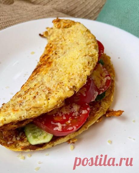 ​Сытный блин "Геркулесовый" Нужно:Геркулес-55 г&nbsp;Яйцо -2 шт( можно 1 Яйцо и 1 белок)
Творог мягкий 5%&nbsp;50 г Разрыхлитель&nbsp;Соль щепотка Начинка:&nbsp;Помидор -85 г&nbsp;Огурец -60 г&nbsp;Сыр пармезан - 20 гПроцесс:&nbsp;Геркулес заливаем маленьким количеством кипятка , оставляем на 5 мин.
Перемешиваем...