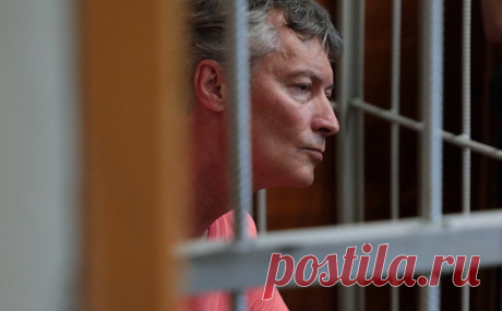 Муратов, Акунин, Макаревич, Шевчук и Гребенщиков поручились за Ройзмана. Борис Акунин, Дмитрий Муратов, Андрей Макаревич, Борис Гребенщиков и Юрий Шевчук направили суду ходатайства в поддержку Ройзмана. Они просят при выборе меры пресечения учесть положительные качества бывшего мэра и его помощь людям