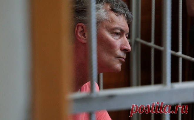Муратов, Акунин, Макаревич, Шевчук и Гребенщиков поручились за Ройзмана. Борис Акунин, Дмитрий Муратов, Андрей Макаревич, Борис Гребенщиков и Юрий Шевчук направили суду ходатайства в поддержку Ройзмана. Они просят при выборе меры пресечения учесть положительные качества бывшего мэра и его помощь людям
