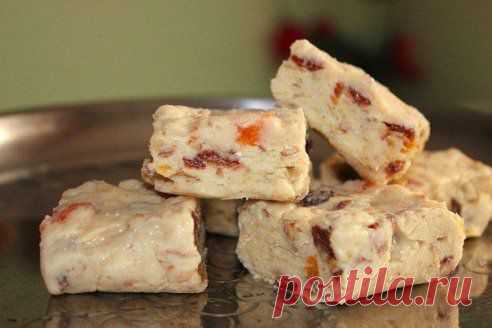 Банановые бурфи
Вода — 200 млСахар — 200 гБанан — 400 гКурага — 50 Изюм — 50 гМиндаль — 50 гМолоко сухое — 200 г
Масло сливочное — 100 г
Растворите сахар в воде на огне.
Добавьте нарезанные мелко бананы варите 30-40 м
Спустя 30-40 мин, когда бананы превратятся в однородную массу 
Добавьте курагу, миндаль изюм. 
Добавляйте сухое молоко, осторожно перемешивая.
Растопите сливочное масло
Добавьте масло в смесь.Тщательно перемешайте.
Выложите в форму, накройте пленкой и поставьте в морозил