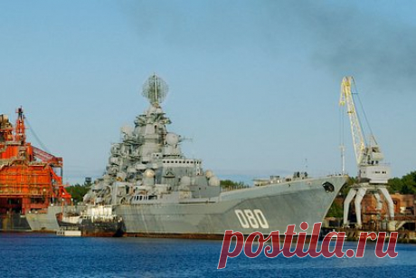 Крейсер «Адмирал Нахимов» выйдет на испытания в 2023 году. Модернизированный атомный ракетный крейсер «Адмирал Нахимов», который сможет нести гиперзвуковые ракеты «Циркон», выйдет на ходовые испытания в конце 2023 года, сообщил министр обороны России Сергей Шойгу. Крейсер получит пусковые установки универсального корабельного стрельбового комплекса 3С14.