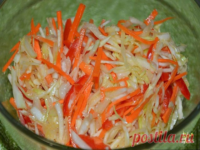 Капуста с перцем, луком и морковью готовлю уже наверное лет 50!
Вкусный маринованный салат отличная закуска на все случаи жизни. А ароматный какой получается, прелесть. Напоминаю рецепт всем кто забыл и рассказываю всем, кто не знал!
Ингредиенты:
Капуста — 1,5 кг.;
Морковь 300 грамм;
Болгарский перец 300 грамм;
Лук репчатый 300 грамм;
Сахара -100 грамм;
Соли полторы столовые ложки;
Масло подсолнечное — 150 миллилитров;
Уксус 9% — 150 миллилитров.
Приготовление:
Капусту наш...
