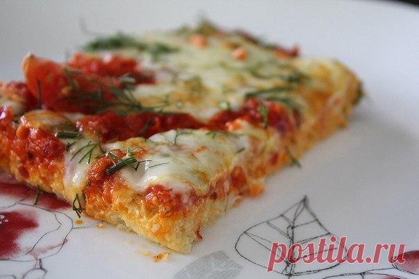 Низкокаллорийная пицца на основе цветной капусты

Итого на 100 грамм 135 ккал
Б/Ж/У 11.6 / 8.2 / 4

Основа: 
цветная капуста — 300гр отварить и помять или натереть на крупной терке
сыр 17% — 150гр натереть на крупной терке
яйцо — 1 шт
соль 
Все перемешать и выложить на форму застеленную пергаментом.
Поставить в разогретую духовку 230 градусов на 15 минут.

соус: томатная паста 70гр после выпекания смазать основу пиццы соусом
орегано
соль
после выпекания смазать основу пицц...