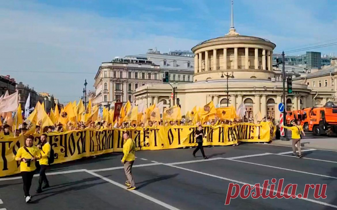 В Петербурге тысячи людей прошли крестным ходом с иконами и флагами. В Петербурге по центру города прошел крестный ход — на нем тысячи людей прошли по Невскому проспекту с иконами, стягами и современными и имперскими флагами России.