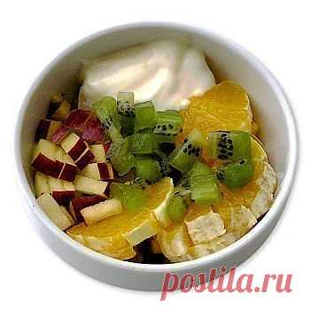 ♦ ФРУКТОВЫЙ ♦ 
Салат с экзотическим вкусом.  
Кусочки апельсина, ананаса, груши, яблока, киви, заправленные йогуртом.